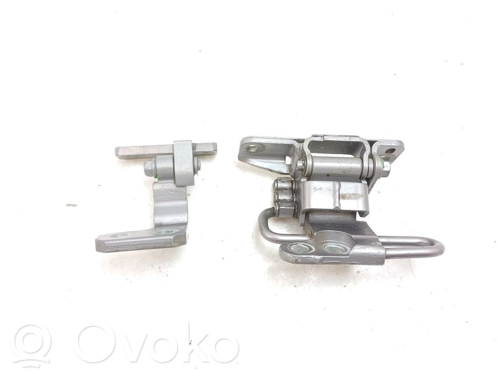 Volkswagen Phaeton Front door lower hinge 