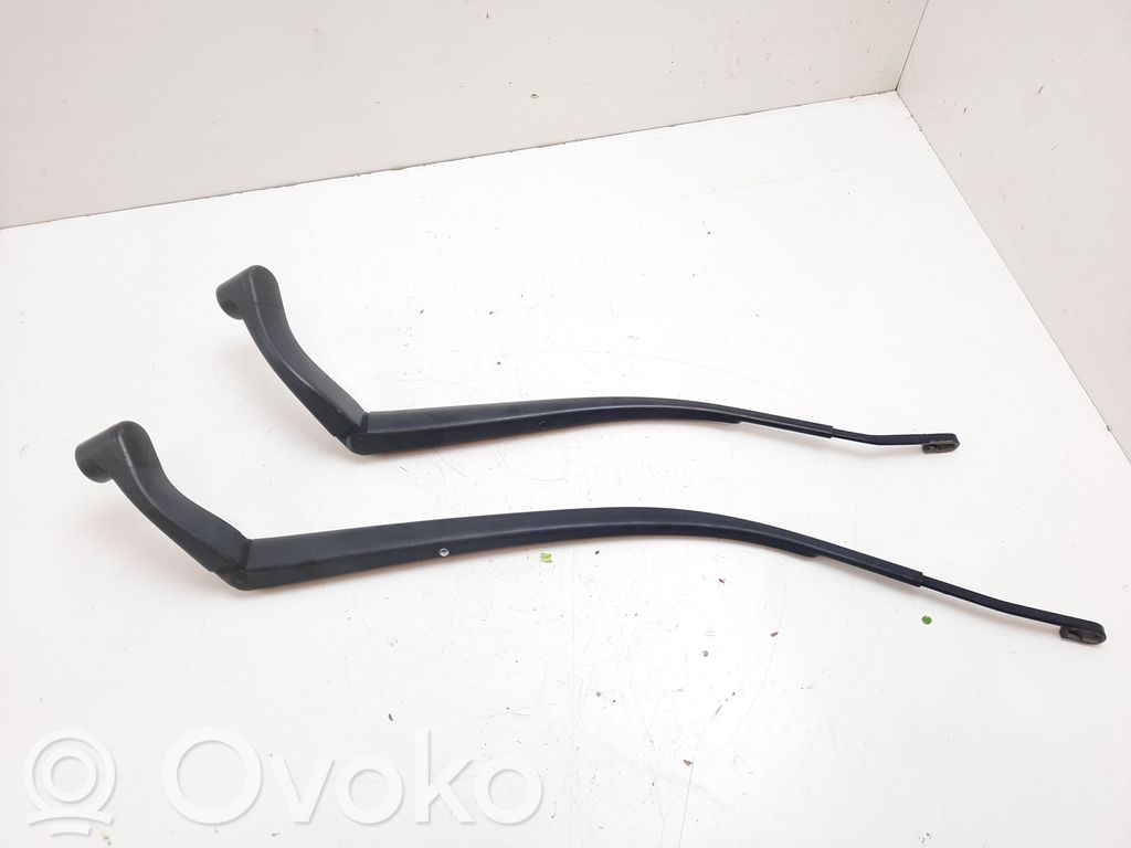 Mazda 3 II Priekinio stiklo valytuvų kojelė 