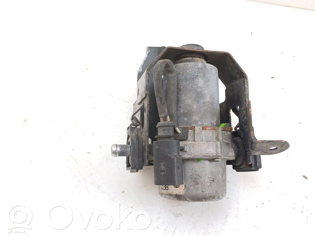 Volkswagen Touareg I Vacuum pump 
