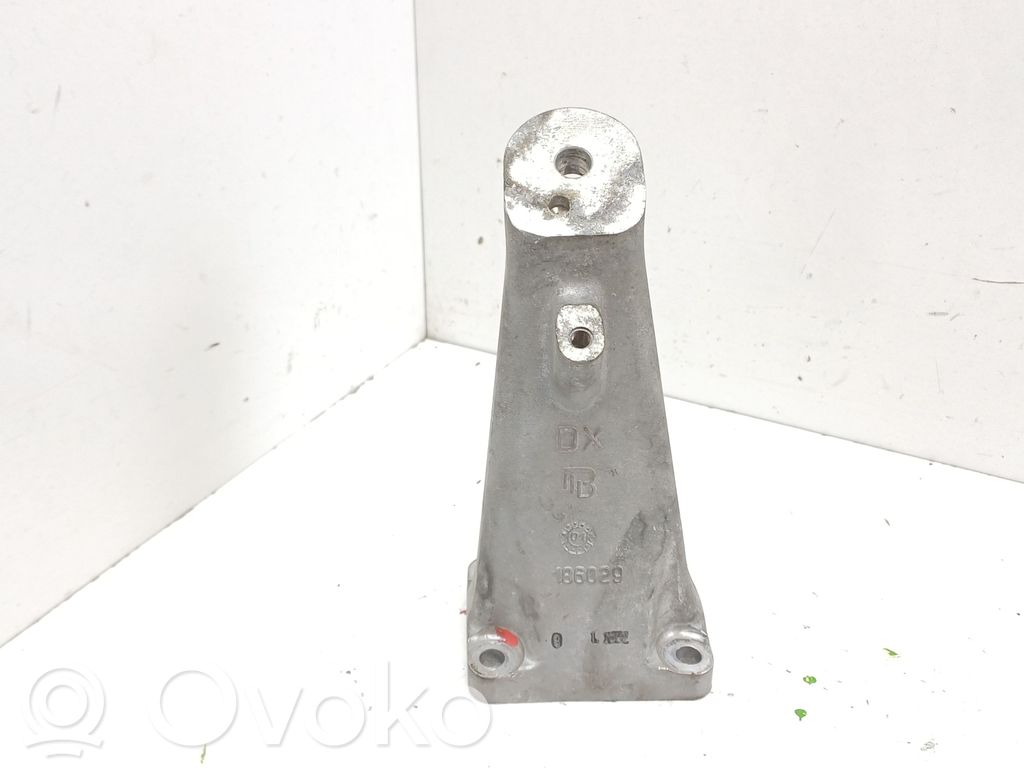 Engine mounting bracket   186029