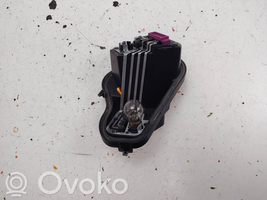 Renault Megane III Takavalon polttimon suojan pidike 