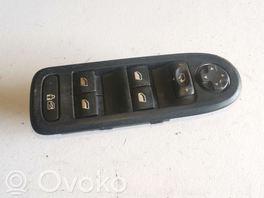 Electric window control switch   96599975XT