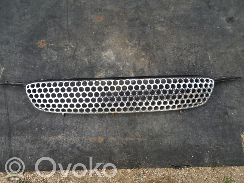 Toyota Corolla E110 Etupuskurin ylempi jäähdytinsäleikkö 