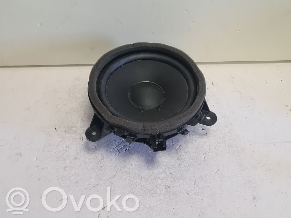 Skaļrunis (-i) pakaļējās durvīs   30657445