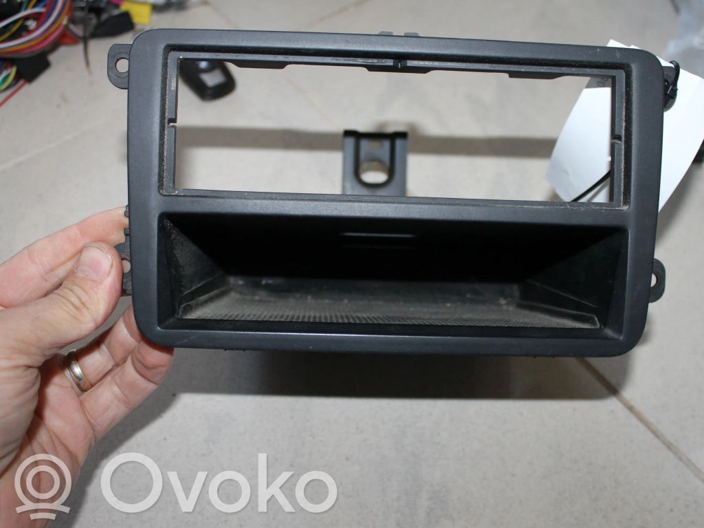 Volkswagen Tiguan Verkleidung Radio / Navigation 