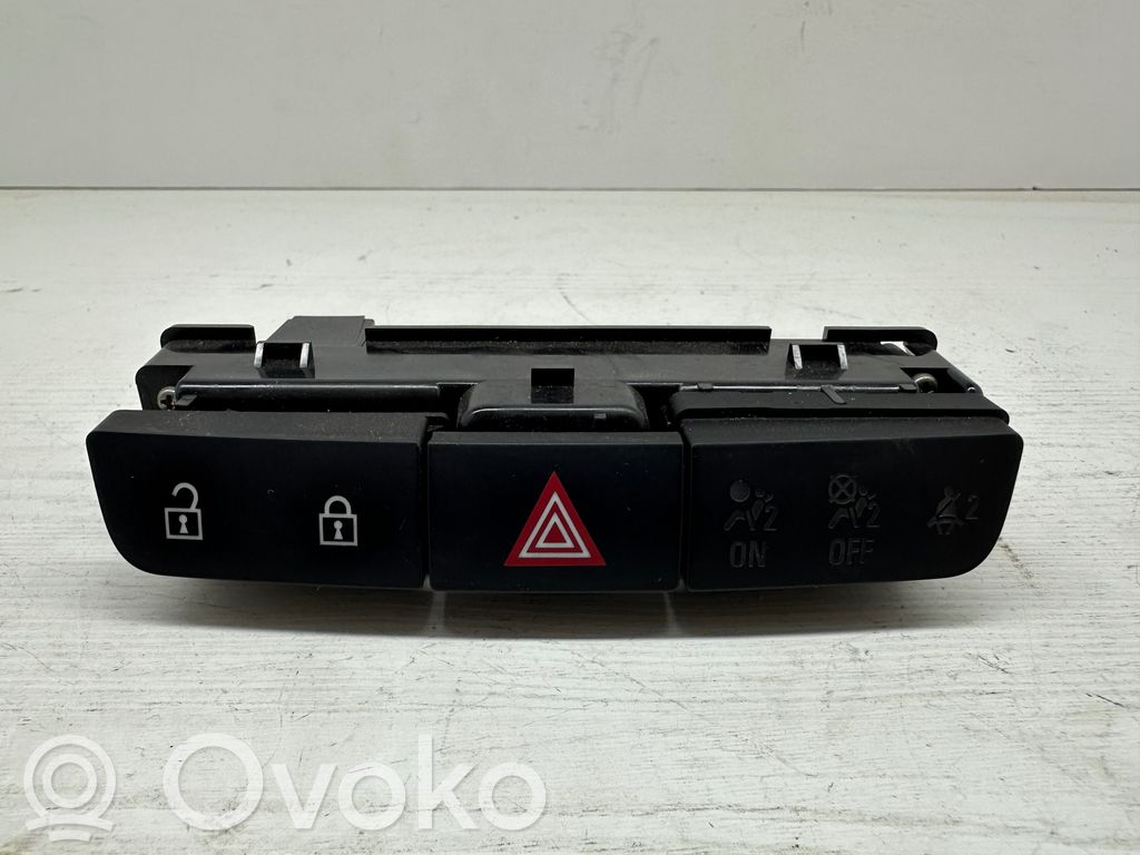 Opel Insignia A Hätävilkkujen kytkin 