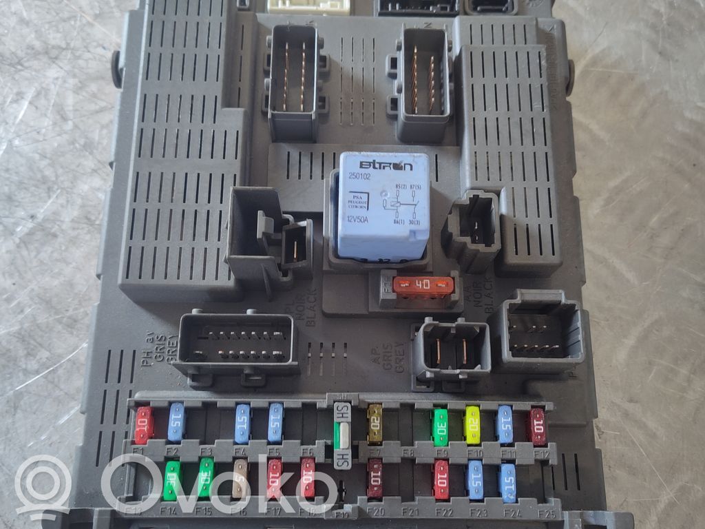 Peugeot 807 Fuse module 
