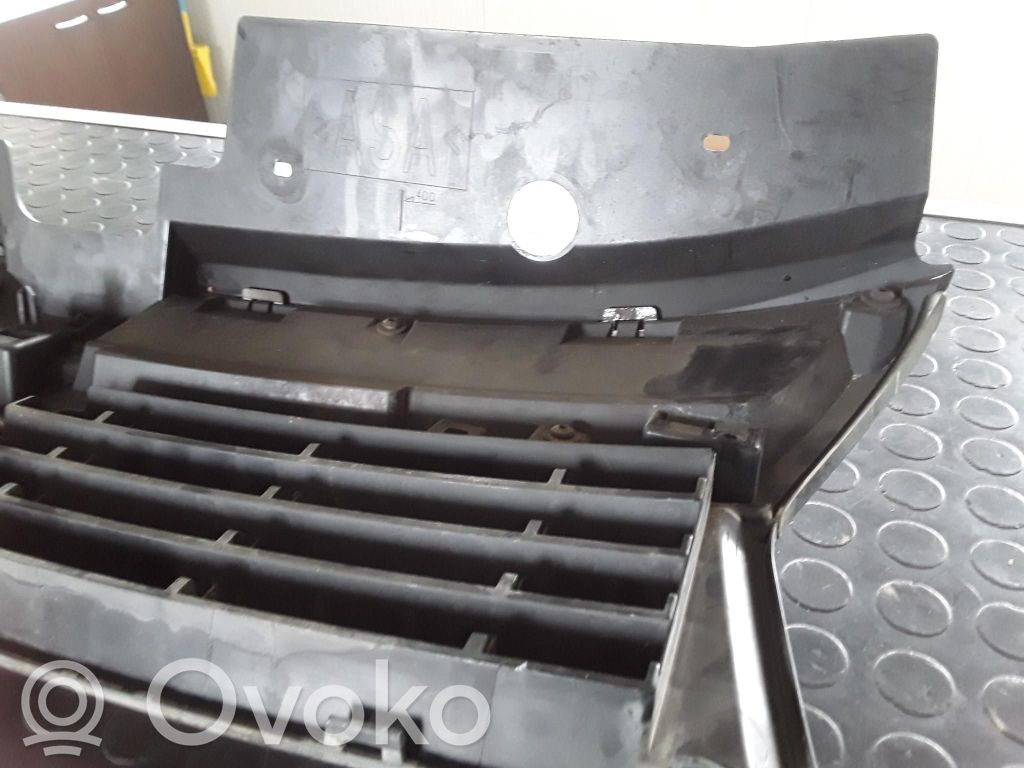 Front bumper upper radiator grill   6231002,623100260R
