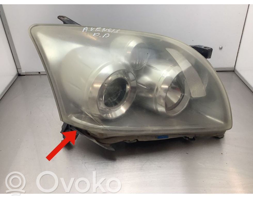 Toyota Avensis T250 Headlight/headlamp 