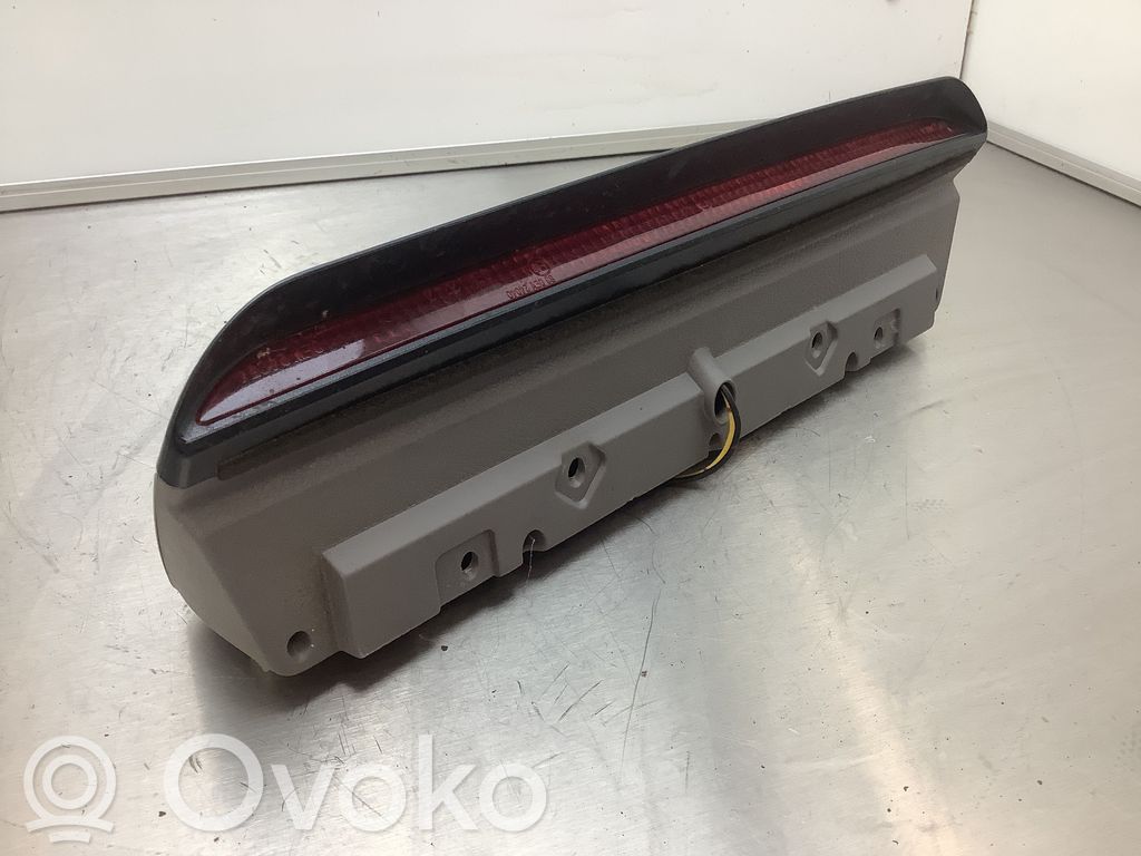 Kolmas/lisäjarruvalo   E13020193