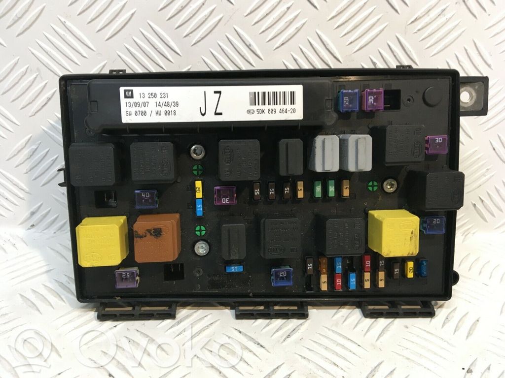 Opel Zafira B Fuse module 