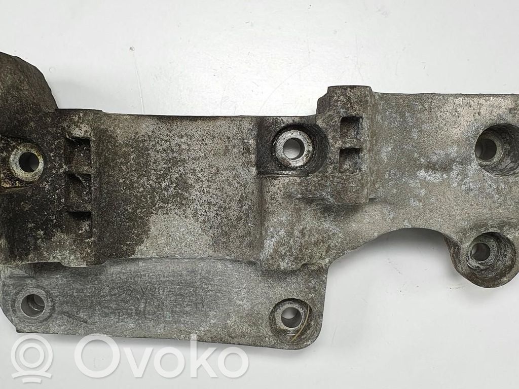 Volkswagen Golf IV Support de générateur / alternateur