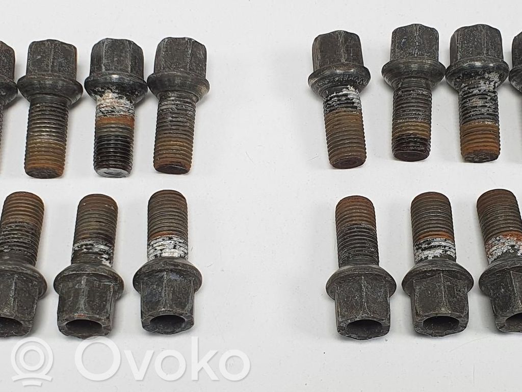 Audi A4 S4 B5 8D Nakrętki i śruby 