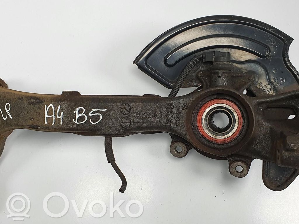 Audi A4 S4 B5 8D Fusée d'essieu de moyeu de la roue avant