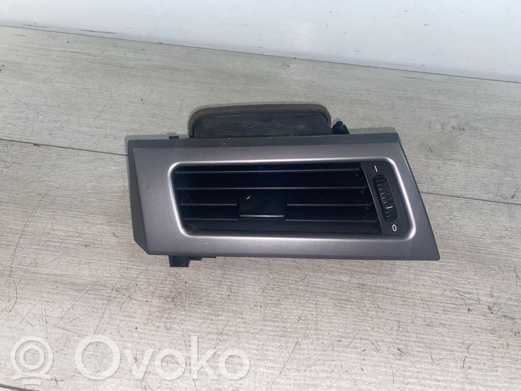 Grille d'aération centrale   14121810,5112001,26910731
