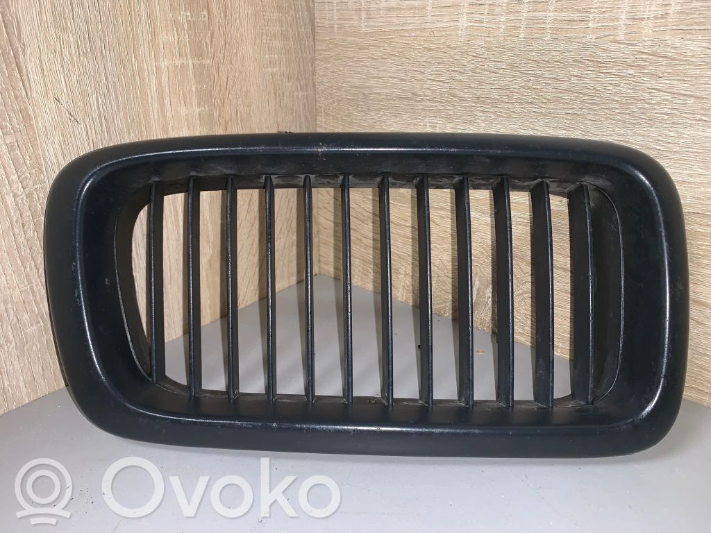 BMW 7 E38 Etusäleikkö 