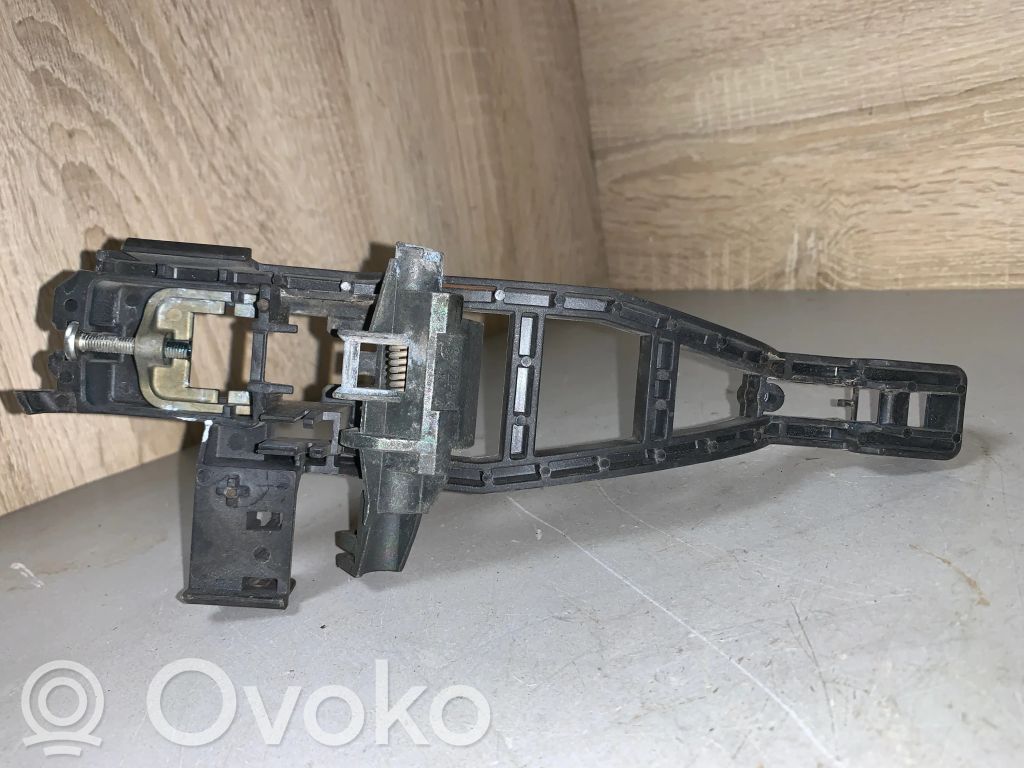 Ford Focus Takaoven ulkokahvan kehys 