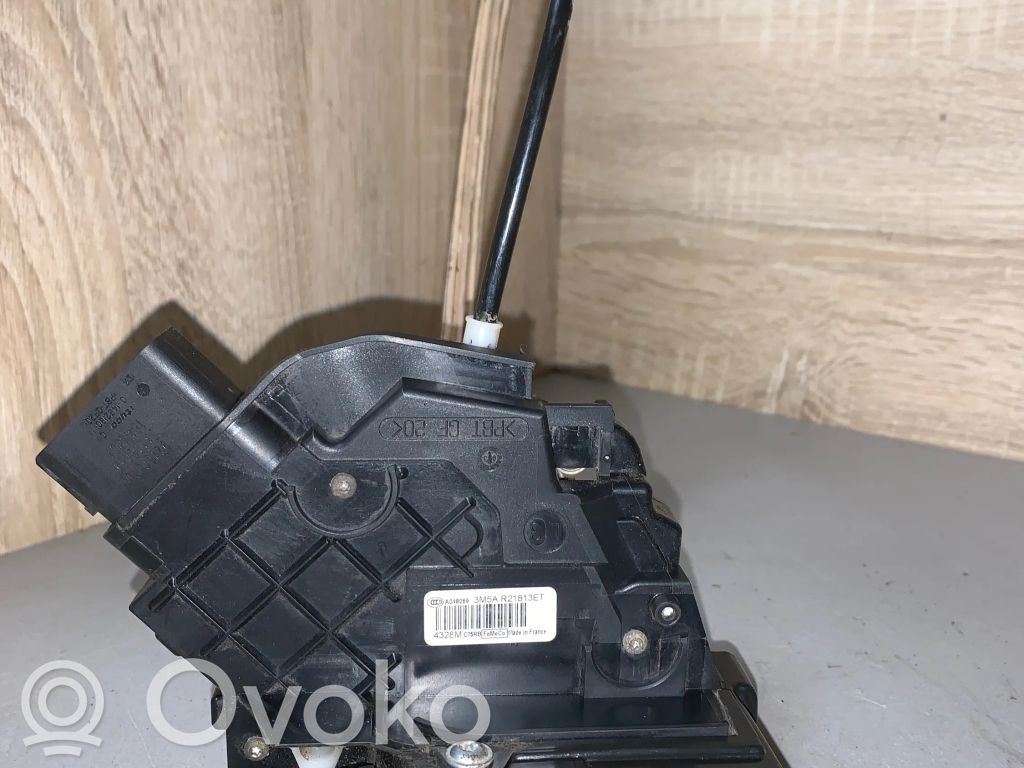 Ford Focus Priekšpusē slēdzene 
