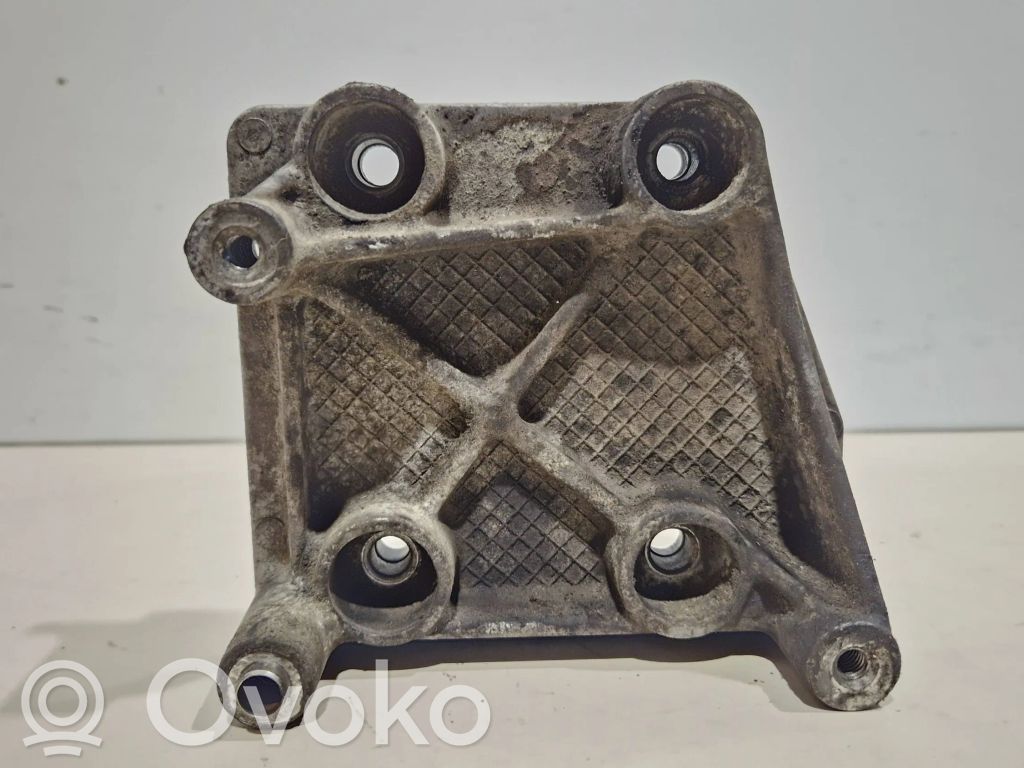 Peugeot 207 CC Engine mounting bracket 