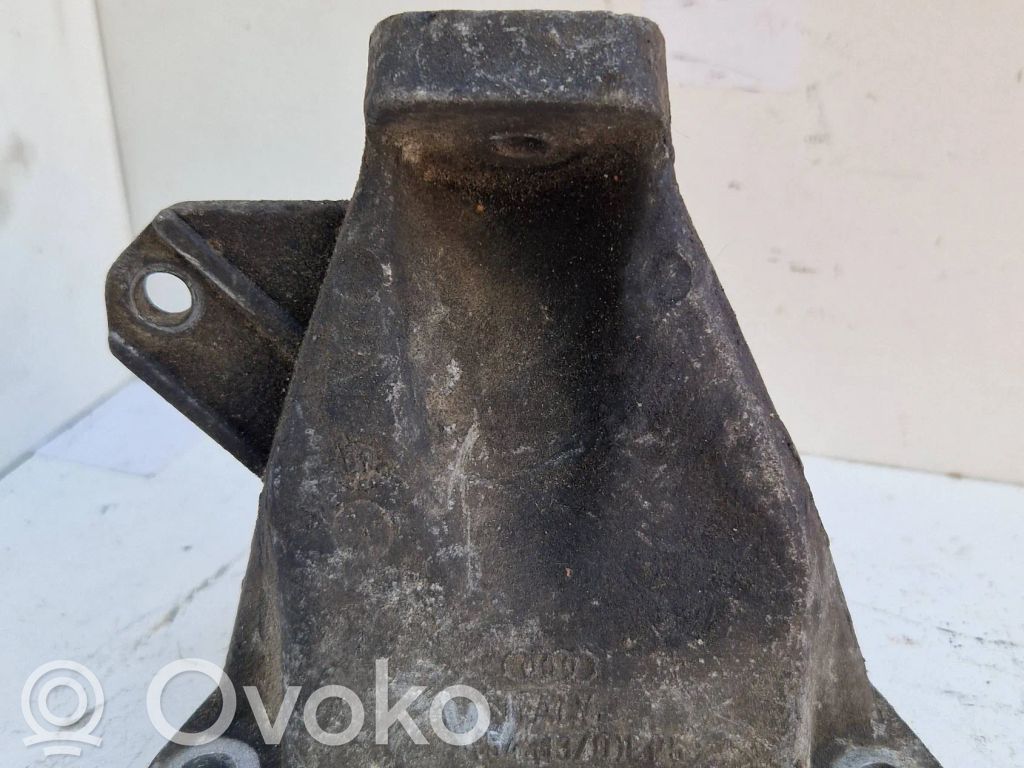Volkswagen PASSAT B5.5 Engine mounting bracket 