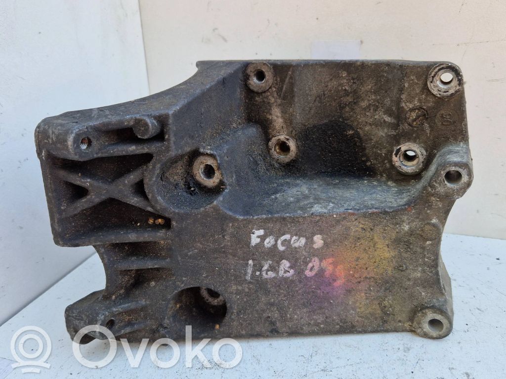 Ford Focus Engine mounting bracket 