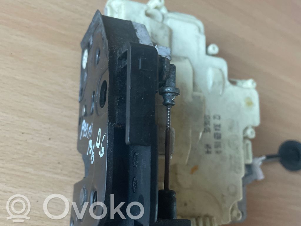 Volkswagen PASSAT B6 Rear door lock 