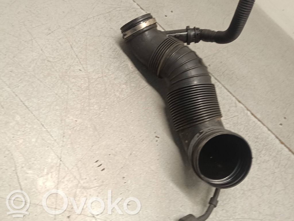 Audi Q3 8U Oro vamzdis į turbiną 