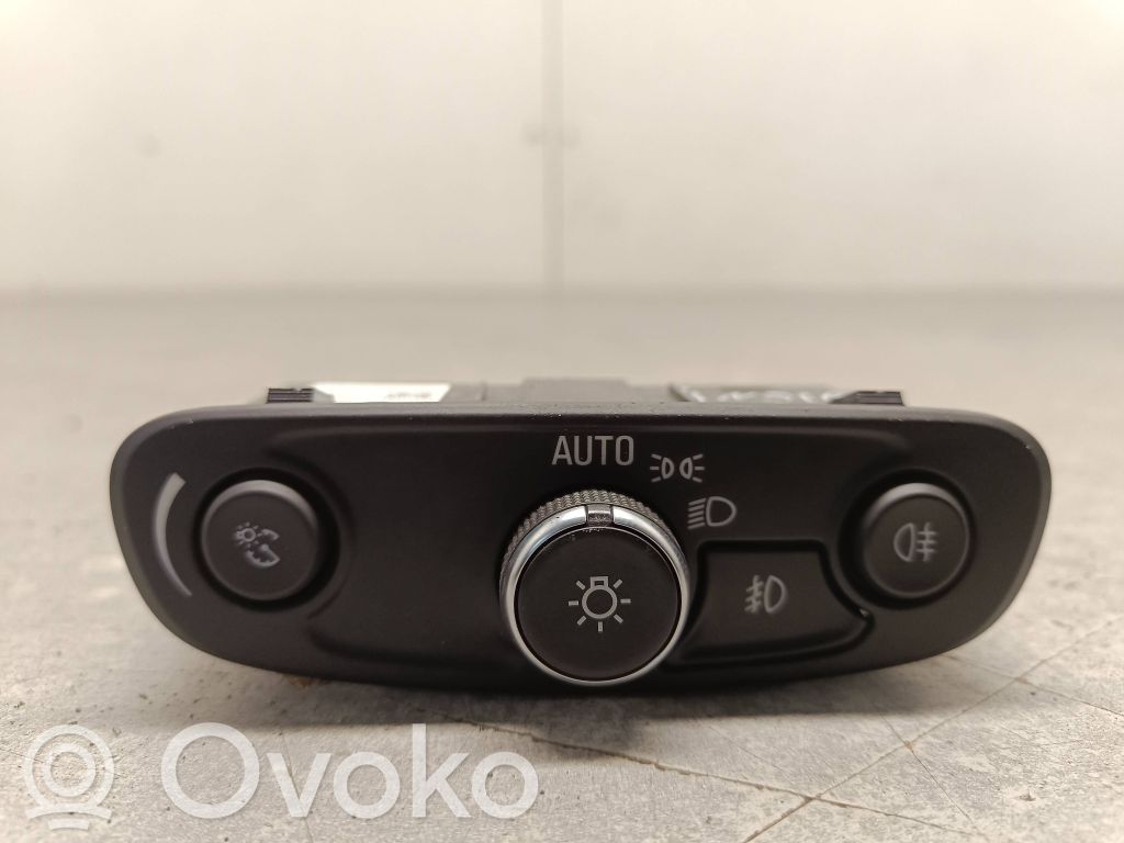 Opel Insignia B Light switch 