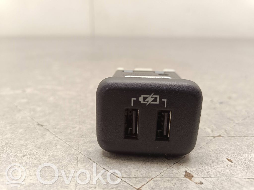 Opel Insignia B USB socket connector 