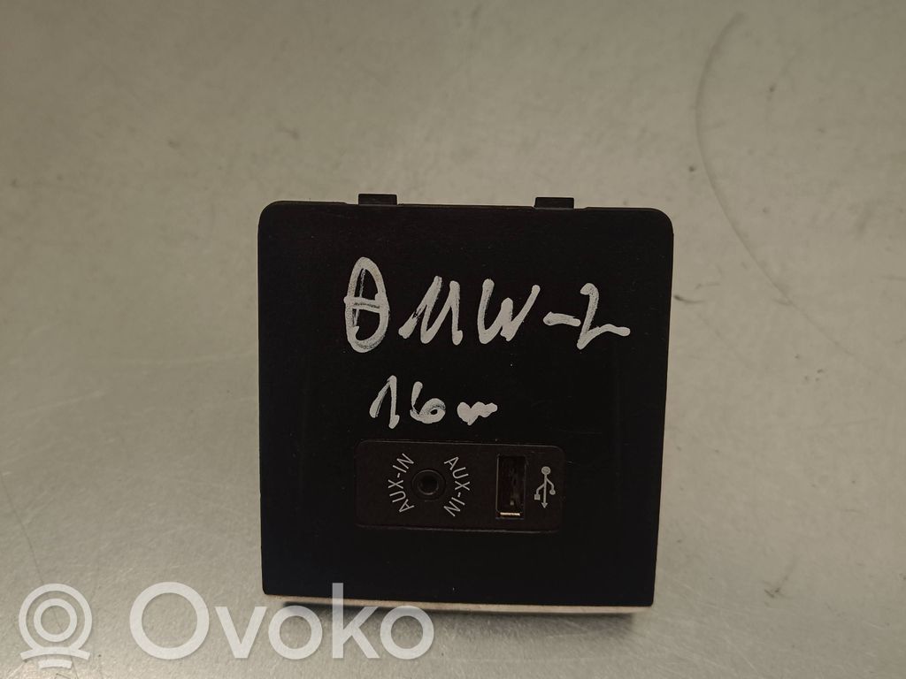 BMW 2 F45 Gniazdo / Złącze AUX 
