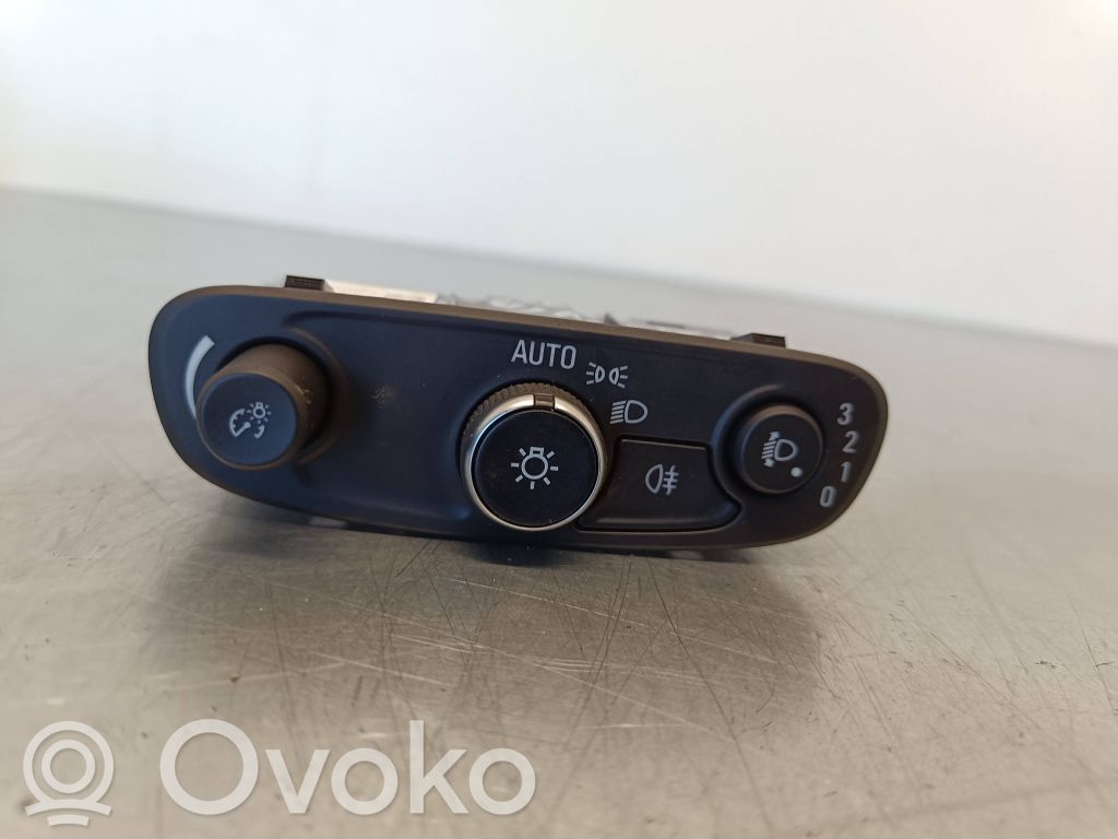 Opel Insignia B Light switch 