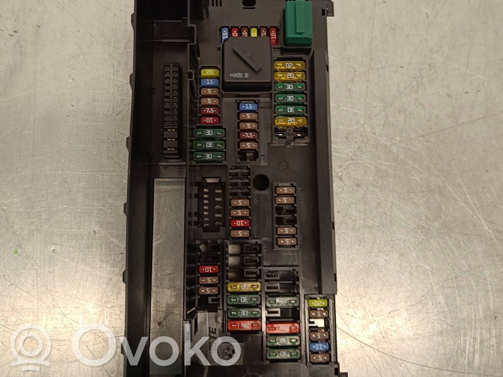 Ramka / Moduł bezpieczników   317033444,9315150,260914,07112995
