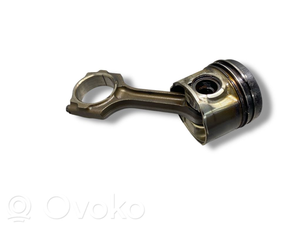 Honda CR-V Piston with connecting rod 