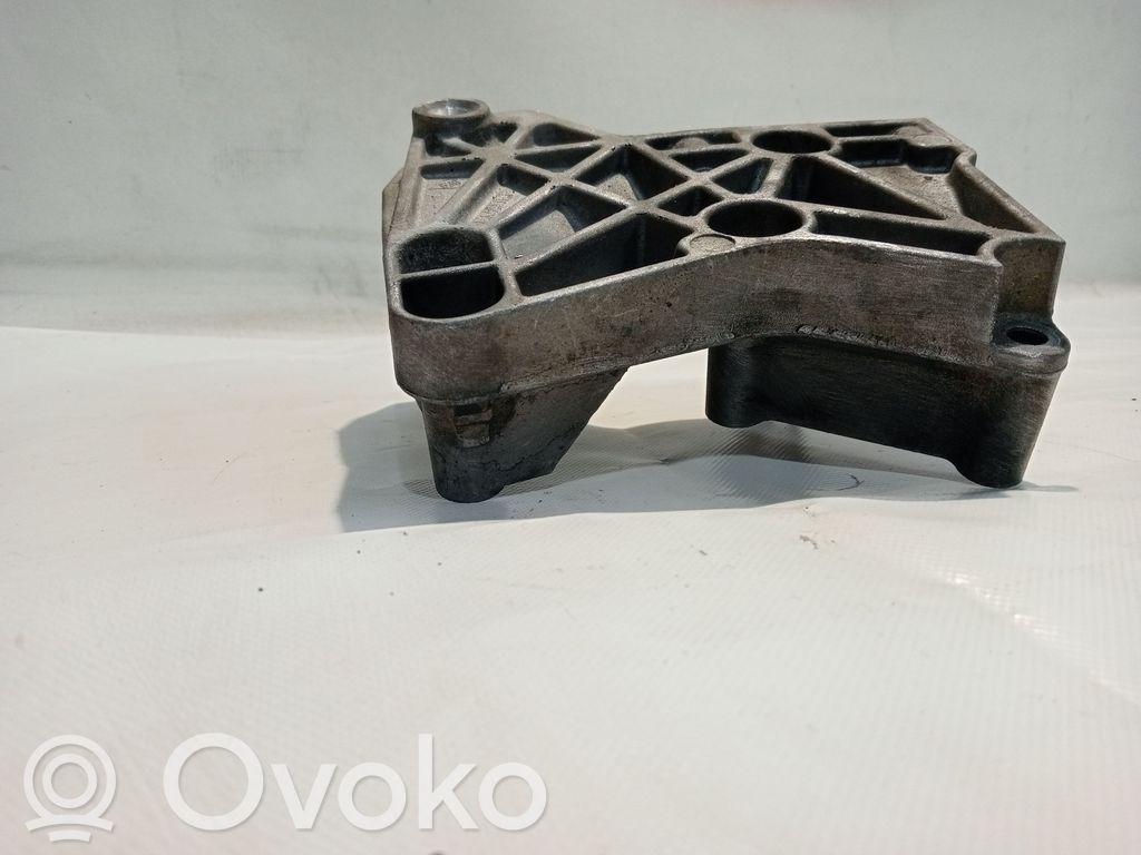 Engine mounting bracket   8200633253