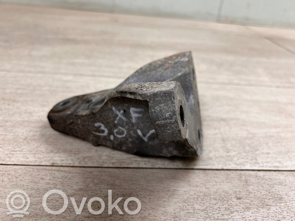 Jaguar XF X250 Engine mounting bracket 