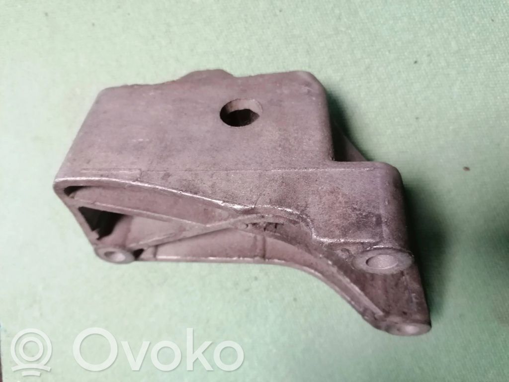 Ford Mondeo Mk III Engine mounting bracket 