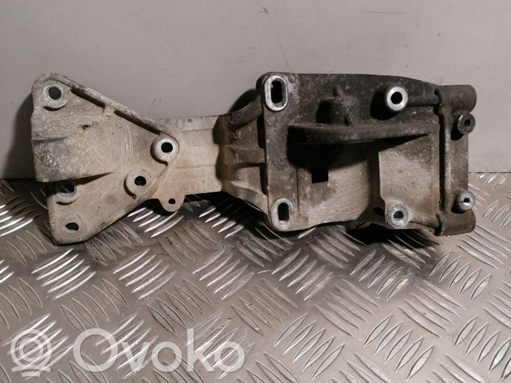 Volvo V50 Engine mounting bracket 