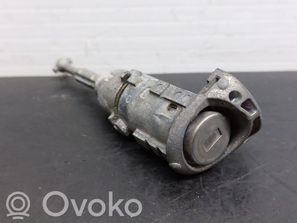 Etuoven lukko (kahvan vieressä)
