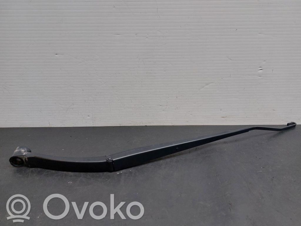 Nissan Qashqai Front wiper blade arm 