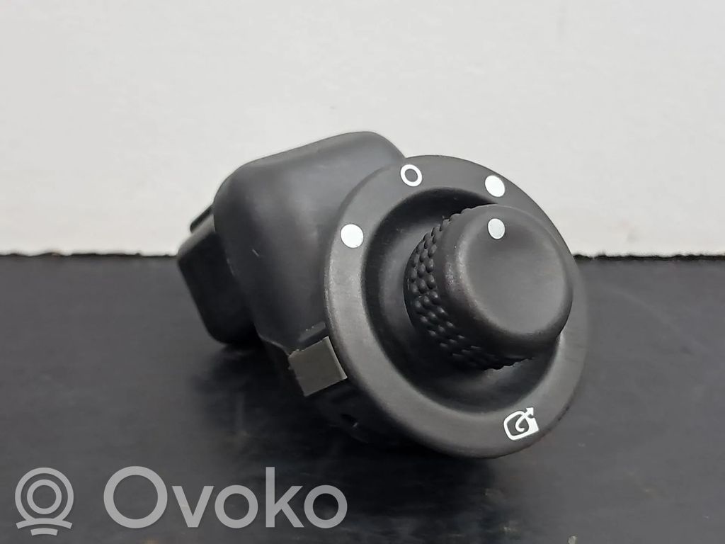 Renault Megane II Sivupeilin kytkin