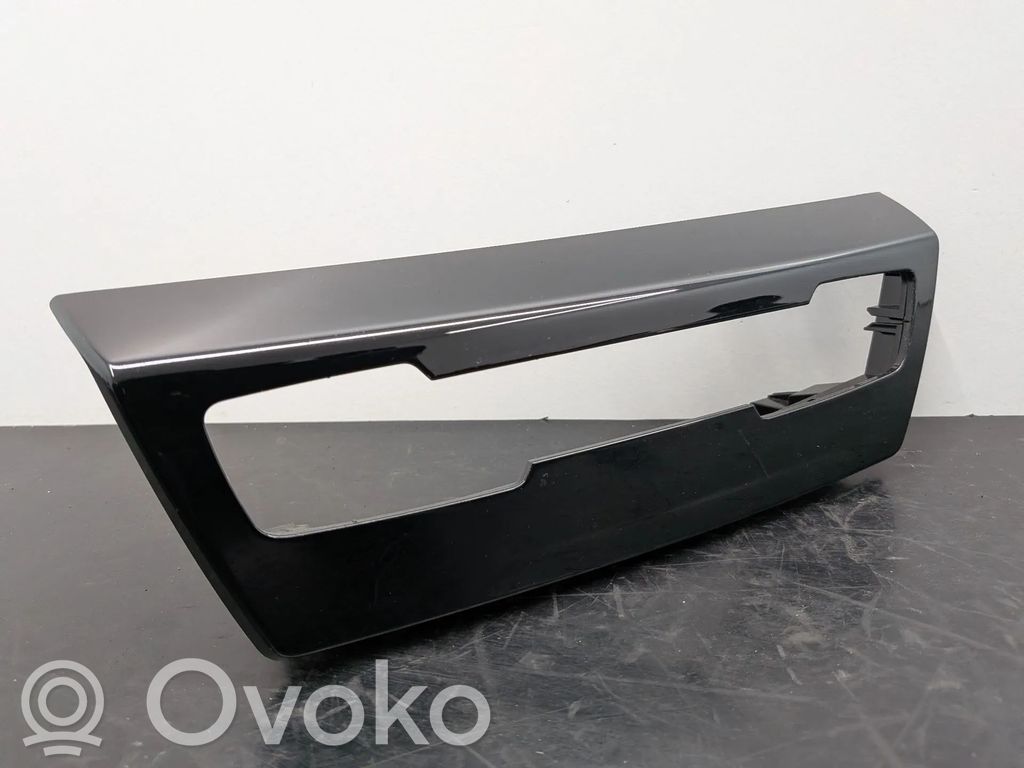BMW 2 F46 Konsola środkowa / Radio / GPS 