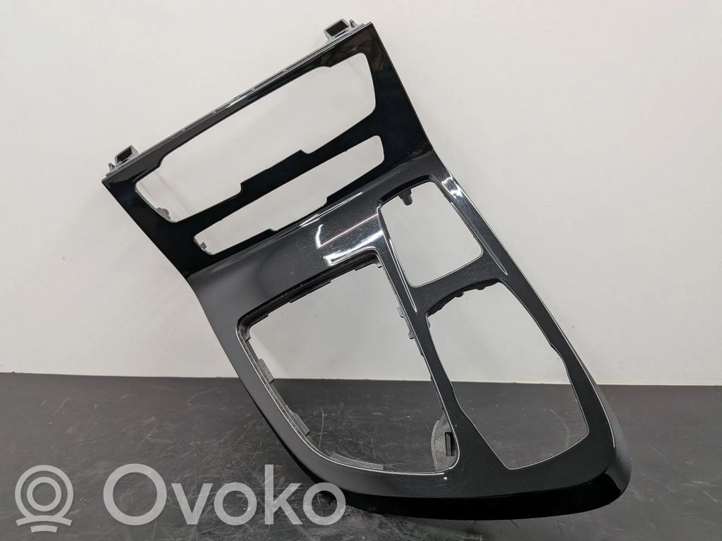 BMW 2 F46 Rivestimento in plastica cornice della leva del cambio 