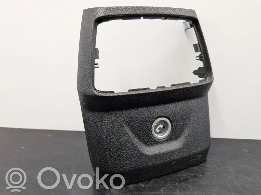 BMW 2 F46 Cita veida salona detaļa 