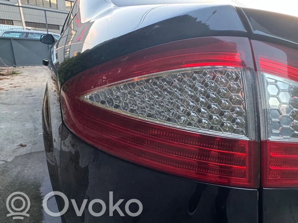 Ford Mondeo MK IV Galinis žibintas dangtyje 