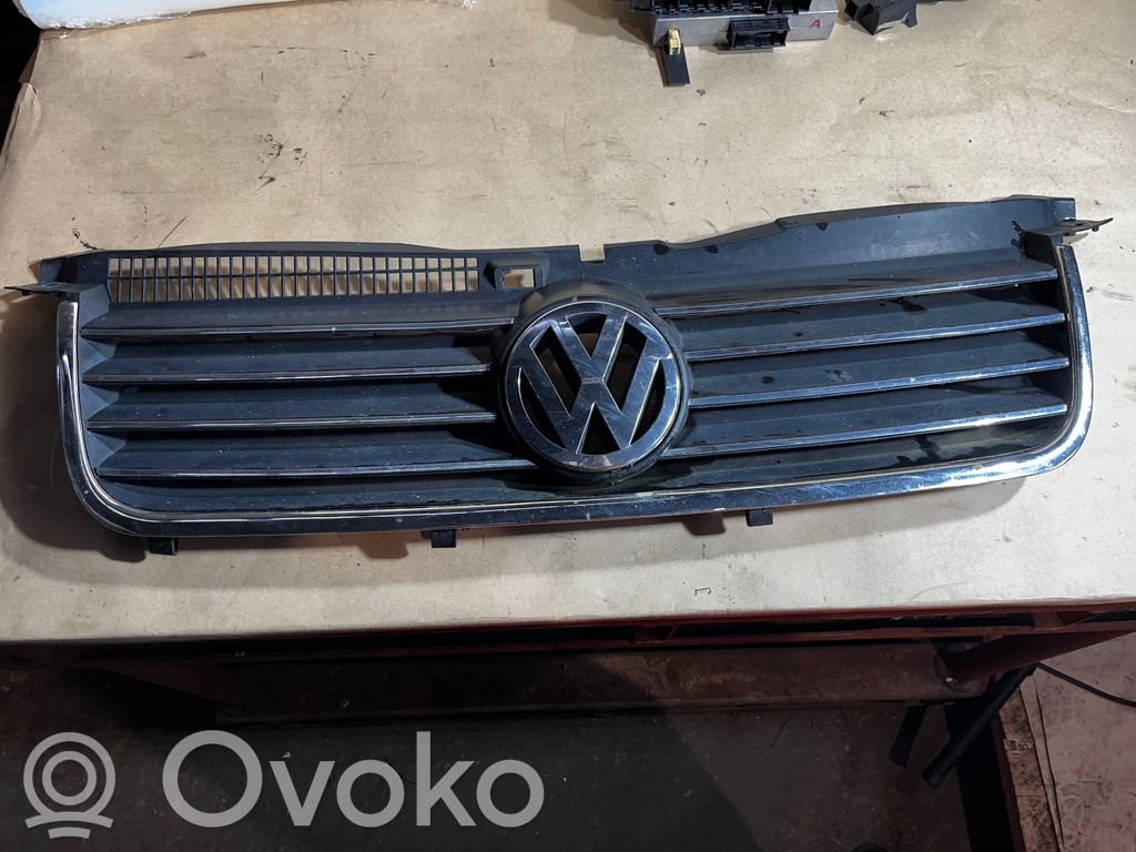 Volkswagen PASSAT B5.5 Maskownica / Grill / Atrapa górna chłodnicy 