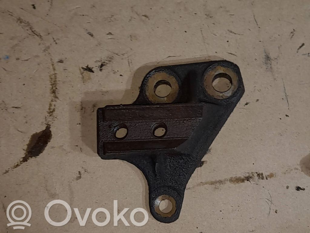 Volvo XC90 Engine mounting bracket 