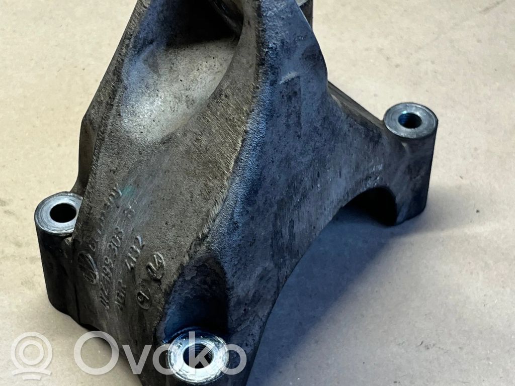 Volkswagen Touareg I Engine mounting bracket 