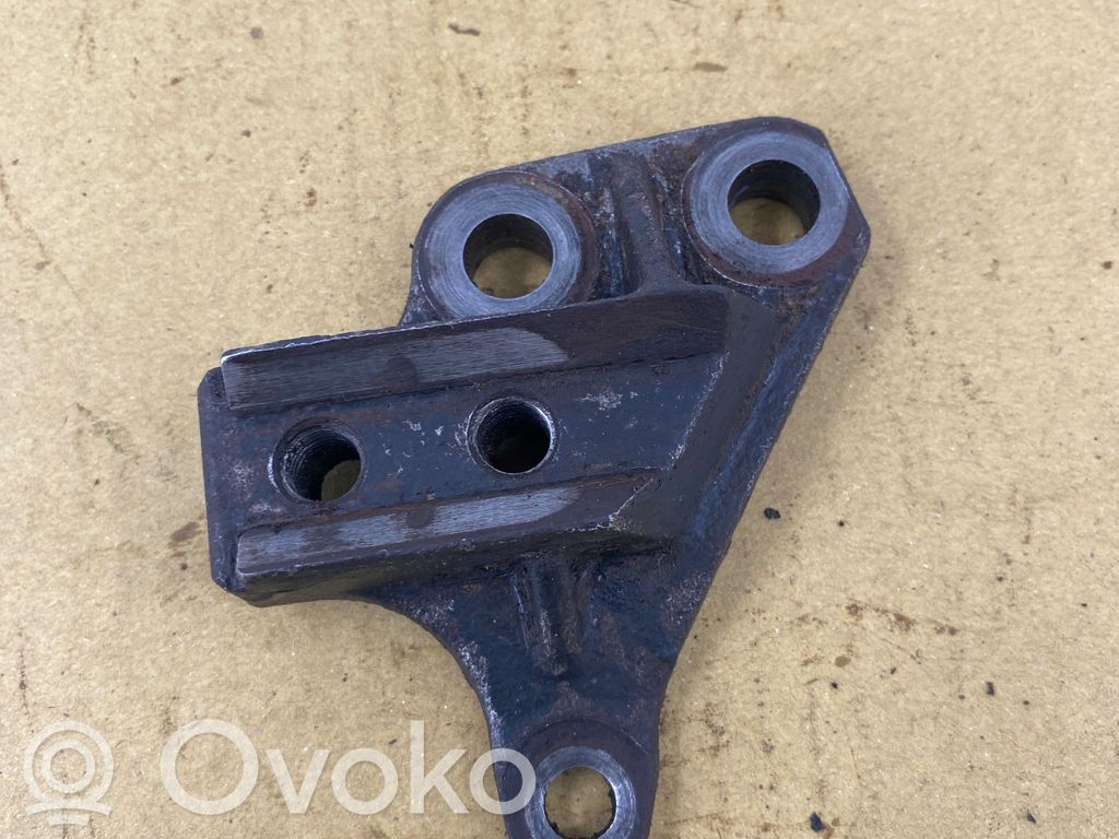 Volvo V70 Engine mounting bracket 