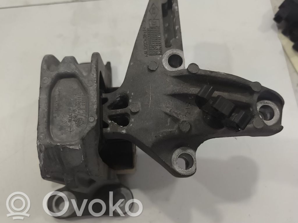 Engine mount bracket   112845128R