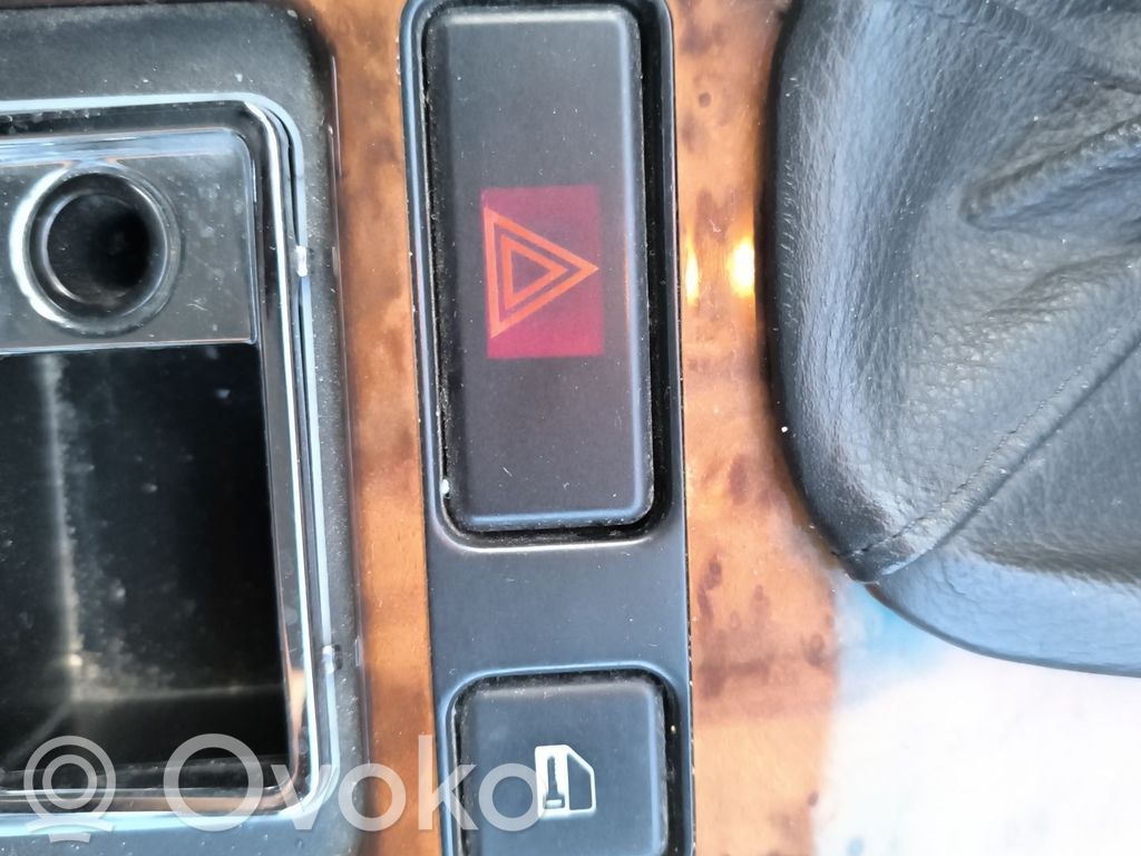 Botón interruptor de luz de peligro   61318350947
